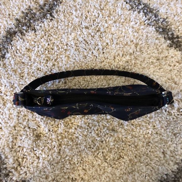 Cute Bustier Shaped Floral Embroidered Han… - Picture 5 of 7